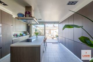 Deze instapklare woning in Gentbrugge is de ideale keuze voor wie op zoek is naar comfort, ruimte en een vlotte bereikbaarheid.De ligging is een...