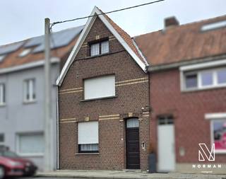 Centraal gelegen te renoveren woning te Kuurne met grote garage en uitweg achteraan het perceel.<br /><br />Deze woning heeft een aangename en lichtrijke leefruimte, die aansluit op de keuken. Achter de keuken bevindt zich de badkamer met bad, lavabo en toilet. Op het gelijkvloers vinden we verder nog een veranda, een afzonderlijk toilet, en een grote berging die perfect kan omgevormd worden tot wasplaats en die toegang geeft tot de zeer ruime garage. Het perceel is achteraan met de auto te bereiken via een garageweg. <br /><br />Op het eerste verdiep zijn er 3 slaapkamers. De zolder is te betreden via een vaste trap. Gezien de grootte en hoogte van de zolder bestaat de mogelijkheid om mits de nodige aanpassingswerken hier een bijkomende slaapkamer/hobbykamer te maken. <br /><br />Verder beschikt de woning over een groot terras, te bereiken via de veranda. <br /><br />PLUSPUNTEN:<br />+ centrale ligging<br />+ grote garage met aansluitende berging<br />+ toegang voor de wagen via garageweg achteraan het perceel<br />+ groot potentieel