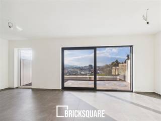 NAMUR - Ontdek de residentie "Les Terrasses de Namur" in de Rue du Bomel, met een prachtig uitzicht over het centrum van Namen. De ligging is ideaal, dicht bij het station en de winkels, maar toch rustig.Ontdek dit nieuwe appartement van 101 m2 met 3 slaapkamers op de begane grond van de residentie. Het appartement zal je verleiden met zijn ruimte, lichtinval, terras van 15 m2 en privétuin van 42 m2, op het zuidwesten met uitzicht in vogelvlucht over Namen.Het bestaat uit een inkomhal, een toilet, een grote woonkamer met ingerichte keuken en toegang tot het terras en de tuin, een bijkeuken, een nachthal, een douchekamer en drie slaapkamers.Er is een kelder en een parkeerplaats in de kelder (tegen betaling).EPB A, dubbele beglazing, vloerverwarming, dual-flow ventilatie, warmtepomp, gasgestookte boiler, fotovoltaïsche panelen, lift, video-intercom systeem, fietsenberging.Verkoop van de grond onderworpen aan 12,5% registratierecht en de gebouwen onderworpen aan 21% BTW (6% BTW onder voorwaarden). Aansluitkosten (€5.000 excl. BTW) en het opstellen van de akte (€500 excl. BTW) in rekening te brengen.Neem contact op met Bricksquare voor meer informatie: 02/315.25.13 of www.bricksquare.eu