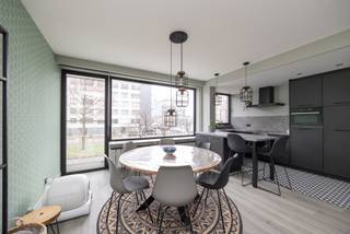 <h3>Instapklaar 2-slaapkamer appartement met lift en garage te koop in Merksem</h3>
<p>Op zoek naar een <strong>instapklaar appartement te koop in Merksem met 2 slaapkamers, lift en garage</strong>? Dit <strong>volledig gerenoveerde appartement (2021)</strong> op de eerste verdieping combineert modern wooncomfort met een <strong>centrale en vlot bereikbare ligging</strong> nabij winkels, scholen, openbaar vervoer en belangrijke invalswegen.</p>
<p>Dankzij de aanwezigheid van een <strong>lift</strong> is dit appartement ideaal voor zowel <strong>eigen bewoning als investering</strong>.</p>
<h2>Indeling</h2>
<p>Via de inkomhal komt u in de <strong>ruime en lichtrijke leefruimte</strong> met grote raampartijen die zorgen voor een aangename lichtinval en een open gevoel.</p>
<h2>Moderne keuken</h2>
<p>De <strong>volledig uitgeruste keuken</strong> beschikt over:</p>
<ul>
<li>vaatwasser</li>
<li>koelkast</li>
<li>combi-oven</li>
<li>inductiekookplaat</li>
<li>dampkap</li>
<li>spoelbak</li>
</ul>
<p>De praktische indeling en opbergruimte zorgen voor optimaal comfort.</p>
<h2>Badkamer en toilet</h2>
<ul>
<li>Badkamer met douche en lavabo</li>
<li>Aansluiting voor wasmachine</li>
<li>Apart gastentoilet met handwasbak</li>
</ul>
<h2>2 slaapkamers</h2>
<ul>
<li>Slaapkamer 1: ca. 14 m²</li>
<li>Slaapkamer 2: ca. 8 m² met toegang tot terras</li>
</ul>
<h2>Extra troeven</h2>
<ul>
<li>Aparte berging met maatkasten</li>
<li>PVC-ramen met hoogrendementsglas</li>
<li>Elektrische rolluiken achteraan</li>
<li>Lift aanwezig</li>
</ul>
<h2>Garagebox</h2>
<p>Afgesloten garagebox met elektrische sectionaalpoort<br />💰 Optioneel aan te kopen: € 25.000</p>
<h2>Kosten</h2>
<p>Maandelijkse gemeenschappelijke kosten: € 230<br />(Inclusief verwarming, water, syndicus, onderhoud, afvalbeheer en lift)</p>
<h2>Samengevat</h2>
<p>✔ Instapklaar appartement in Merksem<br />✔ 2 slaapkamers<br />✔ Lift aanwezig<br />✔ Mogelijkheid tot aankoop garage<br />✔ Ideaal als investering of eerste woning</p>
<p>📞 Interesse in dit appartement te koop in Merksem?<br />Contacteer ons via 03 535 12 75 voor een bezoek.</p>
<p><strong>BEWOONBARE OPPERVLAKTE:</strong> De vermelde “bewoonbare oppervlakte” is gebaseerd op de “bruikbare vloeroppervlakte” zoals vermeld in het EPC.</p>