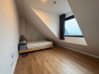 Deze ruime gerenoveerde studio is gelegen in Heverlee, aan de zuidkant van de bruisende studentenstad Leuven. De studio is de perfecte uitvalsbasis voor studenten verbonden aan de Arenbergcampus, de faculteiten van de wetenschappen, het interuniversitair onderzoekscentrum van IMEC en de UC Leuven-Limburg. Naast deze onderwijsvoorzieningen zijn tal van faciliteiten in de nabijheid te vinden: sportkot, supermarkten, openbaar vervoer (station Heverlee &amp; Leuven), Leuven Centrum…<br /><br />De gemeubelde studio, gelegen op de tweede en derde verdieping, biedt u een leefruimte met ingerichte keuken, badkamer en slaapkamer op de bovenste verdieping en een terras. <br /><br /><span><strong>Voor meer info of een afspraak 016 229 228 - verhuur@connect-immo.be</strong></span><br /><br />Beschikbaar vanaf 01/07/2026<br />Huurprijs: €855 + 50€ provisie (gemeenschappelijke kosten, internet en verwarming) + water en elektriciteit privatief <br />EPC: 99 kWh/m2jaar - 3205474