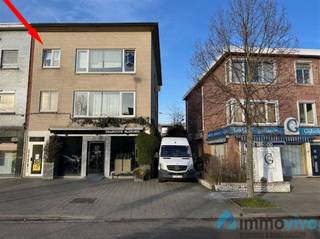 <p><span> </span></p><p><span>Algemeen:</span><span><br />Gezellig en zonnig appartement met 1 slaapkamer gelegen aan de voorkant in een kleinschalig gebouw gelegen over het Sint-Augustinusziekenhuis. </span></p><p><span>Het appartement is vandaag verhuurd aan 452,75 € (inclusief water en gang) en eindigt mits een opzeg op 15/12/2028 (Sociaal verhuurkantoor).</span></p><p><span>Prachtig gelegen bij winkels, scholen en openbaar vervoer. Een ideale investering. </span><span>AANRADER!</span></p><p><span> </span></p><p><span>OMGEVING:</span></p><p><span>Groenenborgerlaan, Pieter Coeckelaan</span></p><p><span> </span></p><p><span>Indeling Appartement:</span></p><p><span>We betreden het appartement via de inkomhal met ingemaakte kasten en een vestiaire. De leefruimte is royaal en geniet van overvloedig natuurlijk licht, een grote troef van dit appartement die u zal overtuigen.</span></p><p><span>De keuken is volledig ingericht met kasten, vergiet, elektrisch fornuis en aansluiting voor een wasmachine. Verder hebben we 1 slaapkamer en een badkamer met ligbad wastafel in meubel en wc.</span></p><p><span> </span></p><p><span>Algemene informatie:</span></p><p><span>Ruimtelijke ordening: </span><span>Gvkr, Wg, Vg</span></p><p><span>P-score:</span><span>A</span></p><p><span>G-score:</span><span>A</span></p><p><span> </span></p><p><span>Algemene toestand:</span></p><p><span>Dak vernieuwd en geïsoleerd ca 2016</span></p><p><span> </span></p><p><span>I</span><span>nteresse?</span></p><p><span>Zoekt u een leuk appartement op een uitstekende locatie? Wees er dan snel bij! Neem contact op met Immovivo op het nummer 03/459.89.59</span></p><p><span> </span></p><p><span><br /><br /></span></p><p><span> </span></p><p><span> </span></p><p><span> </span></p><p><span> </span></p><p><span> </span></p>