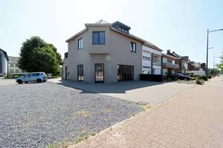 Met een royale commerciële ruimte geschikt voor diverse doeleinden zoals broodjeszaak, winkel, kantoor of showroom, is dit de perfecte plek om...
