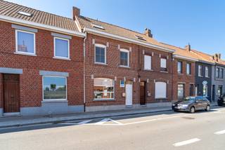 Deze gerenoveerde woning (2019) bevindt zich op een boogscheut van centrum Zwevegem. Alle belangrijke voorzieningen zijn in de nabijheid terug te vinden. De uitweg achteraan deze woning vorm een grote extra troef.<br /><br />Bij de renovatie werden ook de details niet uit het oog verloren. Enkele van de vele troeven zijn:<br />+ conform elektriciteitsattest<br />+ 40 m² zonnepanelen<br />+ inbouwkasten<br /><br />Indeling: ruime inkomhal, lichtrijke woonkamer met parket en aansluitend de ruime keuken waar eveneens plaats voorzien is voor een eethoek. De keuken beschikt over recente toestellen. Erg praktisch is de verbinding met de droge kelder. Op het gelijkvloers is tevens een wasberging voorzien met aansluitend een apart toilet en de perfect uitgeruste badkamer (bad en douche). <br /><br />Op de eerste verdieping zijn twee ruime slaapkamers terug te vinden en een derde kamer die momenteel dienst doet als dressing maar eveneens kan dienen als bureauruimte. De zolderverdieping werd omgetoverd tot een derde grote slaapkamer voorzien van velux en inbouwkasten. <br /><br />In de tuin beschikt men over een gezellig tuinpaviljoen. Via de tuin bereikt men de garage dewelke gemakkelijk via de uitweg bereikt kan worden.<br /><br />Op zoek naar een kwalitatief gerenoveerde woning zonder werk? Vraag snel jouw bezoek aan.<br /><br />EPC: 140 kWh/m² - UC: 2455428<br /><br />(Ref.: TM/26091/K