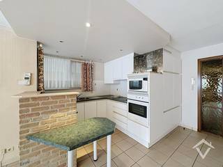 Bent u op zoek naar comfortabel gelijkvloers wonen op een toplocatie? Dan is dit ruime appartement in de Langepijpestraat te Torhout zeker een bezoek waard. Dankzij de centrale ligging bevindt u zich op wandelafstand van winkels, openbaar vervoer en de bruisende markt van Torhout.<br /><br />Via de gemeenschappelijke inkomhal betreedt u het appartement. De lichtrijke leefruimte sluit aan op een halfopen, volledig uitgeruste keuken. Aansluitend bereikt u via de nachthal een apart gastentoilet, een praktische berging met legplanken, een badkamer ingericht met douchecabine en lavabomeubel, en twee volwaardige slaapkamers.<br /><br />Een absolute meerwaarde is de tweede leefruimte met aansluitende bijkeuken. Deze multifunctionele ruimte biedt rechtstreeks toegang tot het zonnige terras, dat op zijn beurt uitkomt op de gemeenschappelijke oprit. Ideaal als extra zithoek, hobbyruimte of bureau.<br /><br />Daarnaast beschikt het appartement over een inpandige garage. Er bestaat bovendien de mogelijkheid om een tweede garage aan te kopen voor € 30.000, gelegen langs de gemeenschappelijke doorrit.<br /><br />Pluspunten van het appartement:<br />✔ Energiezuinig appartement (EPC-label C)<br />✔ Gelijkvloers wonen zonder trappen<br />✔ Twee volwaardige slaapkamers<br />✔ Tweede leefruimte met bijkeuken<br />✔ Zonnig terras met rechtstreekse toegang tot de oprit<br />✔ Inpandige garage inbegrepen<br />✔ Mogelijkheid tot aankoop van een tweede garage<br /><br />Interesse in dit ruime en centraal gelegen appartement? Contacteer ons vandaag nog en plan uw bezoek.