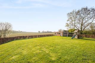 Ruime instapklare villa op gunstige ligging, op het gelijkvloers bestaande uit, inkomhall, vestiaire, ruime living, ingerichte leefkeuken,...