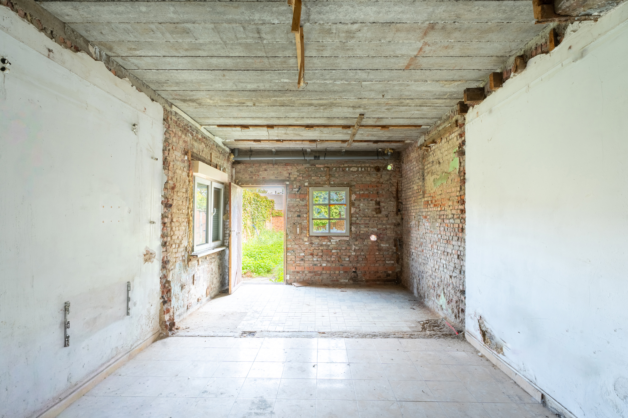 Te renoveren appartementsgebouw + woning in ruwbouwstaat - foto 5