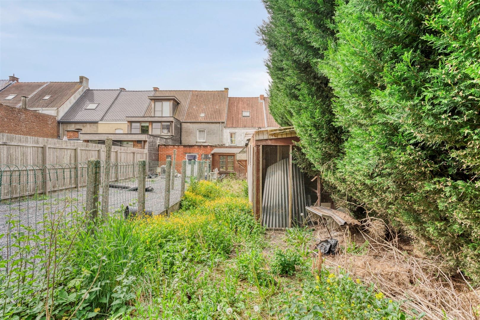 Te renoveren rijwoning met tuin - foto 2