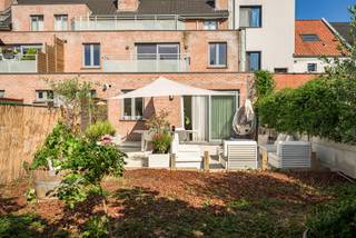 <p>Lichtrijk 2-slaapkamerappartement met zonnige tuin van 80 m² in Antwerpen<br />Rustig gelegen aan het einde van een doodlopend stuk van de Bosschaertstraat vindt u dit instapklare appartement in een gebouw uit 2007 (EPC B). Met zijn volhouten parketvloeren, gerenoveerde keuken en zuidoost-gerichte tuin van maar liefst 80 m² combineert het comfort, kwaliteit en buitenruimte, een zeldzaamheid in de stad.<br /><br />Troeven:<br />+ Tuin 80 m² Zuidoostelijke oriëntatie<br />+ EPC: B<br />+ Rustige ligging in doodlopende straat<br />+ Stijlvolle keuken met hoogwaardige afwerkingen<br />+ Twee ruime slaapkamers (12,5 m² en 14 m²)<br />+ Echte volhouten parketvloeren<br /><br />De leefruimte met volhouten parket sluit aan op de prachtig Zuid-oostelijk georiënteerde tuin met veel mogelijkheden. Ook met zicht op de tuin vinden we de gerenoveerde keuken, uitgerust met witte toestellen en een groen composieten werkblad. Achter de keuken bevindt zich een grote, praktische berging met ingebouwde kasten.<br />Beide slaapkamers liggen aan de straatkant, waar het doodlopende karakter van de straat voor absolute rust zorgt. De grootste kamer meet 14 m², de tweede 12,5 m² en beschikt over volledig ingebouwde kasten.<br />De badkamer is afgewerkt met een hoogwaardige mozaïekbetegelde inloopdouche en een groot dubbel lavabomeubel. Het aparte toilet is in dezelfde materialen uitgevoerd.<br /><br />Interesse in dit rustig gelegen appartement vlak tegen het bruisende centrum van Hoboken?<br />Bel of whatsapp 0478 65 04 73 voor een afspraak!</p>