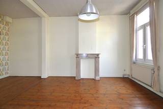 Op te frissen duplex appartement gelegen in het centrum van Mechelen.<br /><br />Het appartement maakt deel uit van een gebouw met twee woongelegenheden en bevind zicht op de eerste en tweede(+zolder) verdieping van het gebouw. Het heeft een oppervlakte van 127m² en omvat een leefruimte met aansluitende keuken op de eerste verdieping, een badkamer en toilet op de tussenverdieping, twee slaapkamers op de tweede verdieping en nog een derde slaapkamer in de nok van het pand.<br /><br />Door zijn topligging vlakbij het begijnhof, de binnendijle en het levendige centrum is dit een zeer aantrekkelijk pand met veel mogelijkheden.<br /><br />Het pand is uitgerust met centrale verwarming en dubbele beglazing.<br /><br />Terras aanwezig, maar niet vergund.<br /><br />Interesse? Bel of mail ons via 0486/538660 of cedric@immovos.be voor meer info of een bezoek.