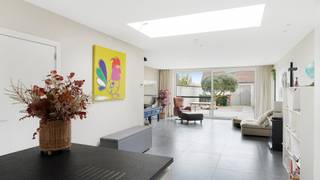 Fantastische woning op een gegeerde locatie te Oud Knokke, op slechts enkele minuten van het commercieel centrum en op nog geen 10 minuten fietsen (via de Helmweg &amp; Sparrendreef) naar Het Zoute. Een absolute toplocatie voor zowel vaste bewoning als tweede verblijf. Alle voorzieningen binnen handbereik.<br /><br />Deze tijdloze woning werd volledig herbouwd in 2014 met oog voor kwaliteit en comfort. Ook op energetisch vlak scoort de woning uitstekend met een energielabel A. <br />Mooi woonvolume van 207 m² bewoonbaar en een stevige structuur in beton verdeeld over 3 bouwlagen. <br /><br />De woning beschikt over 3 volwaardige slaapkamers, 2 badkamers, een zeer leuke bureauruimte en een heerlijke tuin vol in de zon. Een enorme troef van deze woning is de dubbele garage met bovenliggende opslagruimte achteraan het perceel. De garages zijn bereikbaar via een achterliggende wegel en zorgen voor een zeldzaam voordeel op deze fijne locatie.<br /><br />Indeling van het huis: <br />Inkomhal met gastentoilet, een mooie leefkeuken met eiland en een subtiel geïntegreerde bureauruimte, een grote woonkamer met leuke zichten op de tuin, een grote berging met inbouwkasten en een aparte wasplaats. Op de verdiepingen boven kunt u genieten van 3 slaapkamers, 2 badkamers en 2 toiletten.<br /><br />Interesse in deze unieke woning? <br />Contacteer Sacha Vanrafelghem op GSM 0487/43.79.10.