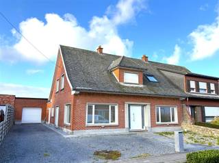 Op een rustige ligging, nabij het centrum van Lendelede vinden we deze ruime halfopen woning met XXL garage (120m²) Bestaande uit de inkom, volledig...