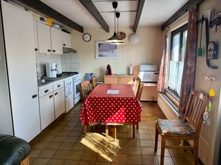 Sunparks Oostduinkerke - Nette visserwoning met tuintje rondomrond. Indeling: Leefruimte, open keuken met voldoende opbergruimte; 2 slaapkamers en badkamer met ligbad en toilet. Op de verdieping is een mezzanine met een dubbel bed. Aan de woning is een praktische berging met plaats voor fietsen. De zon georiënteerde tuin geeft voldoende beschutting om optimaal een privé gevoel te hebben. De houthaard werd ingeruild voor een casette. <br /><br />Bel Dries, ook op zon-en feestdagen, 0478/937.935, of kom langs op kantoor 'Immo Maritiem' naast het kerkje in Nieuwpoort-bad.