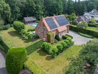 <p>Een charmante, energiezuinige villa met zwembad en indrukwekkend houten poolhouse in het groen van Zoersel</p>
<p>In een rustige, doodlopende straat in Zoersel, verscholen tussen het groen, bevindt zich deze bijzonder charmante woning die uitblinkt in ruimte, licht, comfort en privacy. Dankzij de uitstekende ligging geniet u hier van absolute rust en een groene omgeving, terwijl het centrum, scholen en alle voorzieningen vlot bereikbaar blijven.</p>
<p>Bij het betreden van de woning wordt u meteen omarmd door een warme en uitnodigende sfeer. Een lichte inkomhal met gastentoilet en vestiarekast verwelkomt u in deze charmante woning. De ruime leefruimtes genieten dankzij de grote raampartijen van een overvloed aan natuurlijk licht en staan in directe verbinding met de prachtig aangelegde tuin met zwembad en meerdere terrassen. De combinatie van hoogwaardige materialen, warme accenten en een doordachte indeling zorgt voor een bijzonder aangename woonbeleving.</p>
<p>De woonkamer vormt samen met de eetruimte het hart van de woning en beschikt over een sfeervolle gashaard, die zorgt voor extra warmte en gezelligheid tijdens de koudere maanden. De volledig ingerichte keuken sluit hier harmonieus op aan en biedt alle comfort voor dagelijks gebruik en gezellige momenten met familie en vrienden.</p>
<p>Een elegante houten trap met een prachtige vide leidt u naar de eerste verdieping waar de slaapkamers zich bevinden. De woning beschikt over een ruime mastersuite met een royale dressing en een stijlvolle badkamer, waardoor een echte privé-oase ontstaat. Daarnaast zijn er drie zeer ruime kinderkamers. Eén van deze kamers geniet dankzij de rechtstreekse verbinding met een volledig ingerichte zolderverdieping over een unieke extra ruimte, ingericht als een echte droomstudio voor elk kind. De kinderen beschikken bovendien over een aparte, ruime badkamer, uitgerust met een bad, inloopdouche, lavabo en toilet.</p>
<p>Verder beschikt de woning over een ruime waskamer, een praktische garage voor één wagen en een carport, waardoor ook op praktisch vlak aan alle comfort werd gedacht.</p>
<p>De zonnige, volwassen tuin met zwembad biedt volledige privacy en vormt de ideale setting voor lange zomeravonden, gezellige diners of ontspannen momenten met familie en vrienden.</p>
<p>Een absolute blikvanger van deze eigendom is het indrukwekkende houten poolhouse in de tuin. Dit stijlvolle bijgebouw vormt een volwaardige tweede leefruimte en is uitgerust met een gezellige zitruimte met kachel, een sfeervolle bar, een aparte bureauruimte, een sauna, douche en toilet. Hierdoor biedt het poolhouse een uitzonderlijke flexibiliteit: van ontspannings- en wellnessruimte tot volwaardige werk- of gastensuite. In combinatie met het zwembad, de zonnige terrassen en het omliggende groen ontstaat hier een unieke buitenbeleving met een permanent vakantiegevoel in eigen tuin.</p>
<p>Ook op vlak van energiezuinigheid scoort deze woning uitstekend dankzij de talrijke zonnepanelen, goed voor een gunstig EPC-label B, waardoor hedendaags comfort perfect gecombineerd wordt met duurzaam wonen.</p>
<p><strong>Bijzonderheden</strong></p>
<ul>
<li>Zee van ruimte en uitzonderlijke lichtinval</li>
<li>Prachtig aangelegde tuin met zwembad</li>
<li>Imposant houten poolhouse met wellness- en leeffaciliteiten</li>
<li>Energiezuinig wonen met EPC-label B</li>
<li>Aanzienlijke zonnepaneleninstallatie (PV)</li>
<li>Asbestvrij</li>
</ul>
<p>Kortom: een uitzonderlijk charmante en energiezuinige villa waar ruimte, licht, natuur en luxe buitenbeleving samenkomen. Een unieke thuis voor wie op zoek is naar rust, privacy en een hoogwaardige woonomgeving in het groene Zoersel.<br /><br />Voor meer informatie of bezoek aan deze gezellige woning neem contact met Sigalit via sigalit@reds.be of op 0475668474</p>
