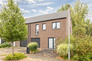 <span>Deze recente, instapklare woning in Lebbeke heeft heel wat in huis: </span><strong>vier slaapkamers, een inpandige garage, een prachtig groenzicht én EPC-label A</strong><span>. Bovendien geniet je van een rustige ligging, terwijl scholen, winkels en belangrijke invalswegen vlot bereikbaar zijn.</span><br /><span>Op het gelijkvloers is er een ruime inkomhal met gastentoilet, die toegang geeft tot de lichtrijke leefruimte met aansluitende eetplaats en volledig ingerichte keuken. De grote raampartijen zorgen voor veel natuurlijke lichtinval en een mooie verbinding met de tuin en het achterliggende groen. Verder zijn er een praktische berging en een inpandige garage.</span><br /><span>Ook boven is er aan ruimte geen gebrek. De eerste verdieping telt maar liefst vier slaapkamers, waarvan één met dressing, een badkamer uitgerust met ligbad en douche en een afzonderlijk toilet. Eén van de kamers kan uiteraard ook perfect dienstdoen als bureau, hobbyruimte of logeerkamer. Extra opbergruimte vind je op de zolderverdieping, die bereikbaar is via een uittrekbare trap. Buiten geniet je van een mooi terras en een aangename tuin met zicht op het groen achteraan. Aan de voorzijde is er een ruime oprit met plaats voor twee wagens. Op energetisch vlak scoort deze woning uitstekend. Met </span><strong>EPC-label A, zonnepanelen en een conforme elektrische installatie</strong><span> is de woning helemaal klaar voor de toekomst.</span>