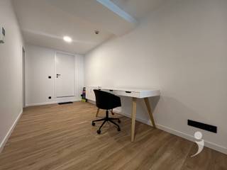 Ruime studio met privéterras in hartje Leuven. Op zoek naar een comfortabele studio op een toplocatie? Deze ruime en lichtrijke studio is ideaal gelegen in het centrum van Leuven, op wandelafstand van campussen, winkels, restaurants en het openbaar vervoer. De studio beschikt over een volledig uitgeruste keuken met een koelkast, vaatwasser en microgolfoven. Daarnaast is er een praktische aparte wasberging met aansluitingen voor een wasmachine en droogkast.Verder geniet je van een privatieve badkamer en een aangenaam, lichtrijk privéterras waar je in alle rust kan ontspannen.Een ideale woonplek voor studenten, young professionals of iedereen die graag centraal woont. Interesse? Vraag vandaag nog uw bezoek aan via onze website.