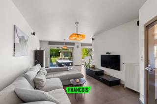 Op zoek naar een comfortabele en energiezuinige woning op een rustige ligging in Oostende? Deze verzorgde woning, gebouwd in 1997 en inmiddels grondig gerenoveerd, combineert hedendaags wooncomfort met een uitstekende energieprestatie (EPC A).<br /><br />De woning staat op een perceel van 240 m² en beschikt over een aangename, zongerichte tuin waar je in alle rust kan genieten van het buitenleven. Dankzij de recente vernieuwingen hoef je hier geen werken meer te voorzien: zo werden de ramen vernieuwd, is er een moderne verwarmingsketel geplaatst en zorgen de 10 zonnepanelen voor een lage energiefactuur.<br /><br />Binnenin biedt de woning een praktische indeling met veel lichtinval en een gezellige leefruimte. De centrale verwarming garandeert een aangenaam binnenklimaat het hele jaar door.<br /><br />