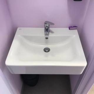 Uitstekende gelegen winkel./kantoor ruimte, reeds ingericht, vrij 01/03/2019 - HP : € 690/m + Onroerende voorheffing + jaarlijkse...