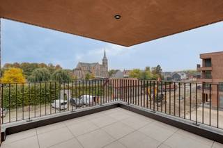 Te koop: modern 2-slaapkamerappartement in centrum Merelbeke
Op de historische tramsite in het hart van Merelbeke vind je dit instapklare appartement op de tweede verdieping van een kleinschalig project (30 appartementen verdeeld over 2 blokken). Een unieke combinatie van modern wooncomfort en een authentieke setting, vlakbij winkels, horeca en openbaar vervoer.
Troeven op een rij:
• Ruime, lichtrijke leefruimte met open keuken
• 2 volwaardige slaapkamers
• 2 zonnige terrassen om elk moment van de dag te genieten
• Moderne badkamer en kwalitatieve afwerking
• Energiezuinig, instapklaar en toekomstgericht
Een ondergrondse autostaanplaats en private berging zijn bij aan te kopen – praktisch, veilig en comfortabel.
Een ideaal appartement voor wie houdt van wonen op wandelafstand van alles, met de charme van een historische locatie en het gemak van hedendaagse luxe.
Exclusief te koop aangeboden via de Oximo online verkoopsprocedure. Voor registratie en aanvaarding van de verkoopsvoorwaarden zie www.oximo.be.