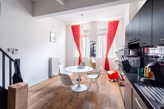 Stijlvol gerenoveerd appartement met 4 verdiepingen, op zeer leuke ligging hartje centrum.<br /><br />Beschikbaar vanaf 15-08.<br /><br />Indeling: <br />1e etage: inkom via de leefkeuken met open volledig ingerichte keuken, trap.<br />2e: lichtrijke leefruimte op parket, trap<br />3e: slaapkamer en badkamer met douche, toilet en plaats voor wasmachine. Trap<br />4e: 2e slaapkamer (momenteel ingericht als dressing maar kan als volwaardige slaapkamer gebruikt worden). <br /><br />Bijzonderheden:<br />Alle verbruik met individuele meters. <br />Maandelijkse kosten 25 euro.