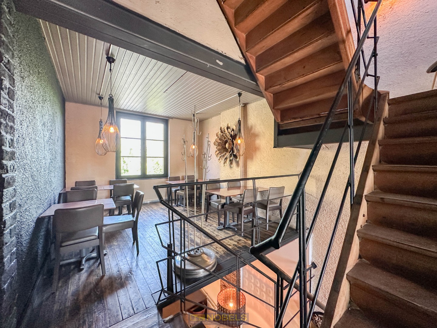 Overname van aandelen, charmante commerciële eigendom met grote buitenruimte te Zottegem - foto 1