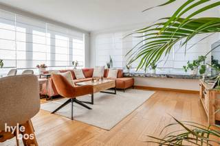 In het centrum gelegen instapklaar, zeer lichtrijk en energiezuinig appartement. Het gerenoveerde appartement is gelegen op de derde verdieping...