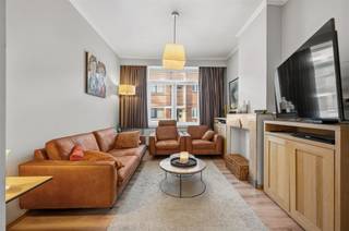 <p><span>De Acaciastraat, een rustige straat (zone 30) in Mechelen-Zuid, waar U nog parkeert zonder schijf. Met een school om de hoek en goede verbindingen, haalt dit huis een haast perfecte Mobiscore van 9,4 op 10. Het werd gerenoveerd met behulp van een architect. Dankzij een goed isolatieniveau beloopt de epc-score  . (label ). In 2018 kreeg het huis nieuwe pvc-ramen, plus afstandsbediende rolluiken in living en master bedroom. In de kelder werd nog zeer recent een nieuwe gasketel geplaatst, met een aparte boiler, voor extra veel warmwatercomfort. De woning met hoge plafonds en karakteristieke bogen is op het gelijkvloers volledig opengewerkt, met een schuifraam dat uitkijkt op 2 terrassen (natuursteen en hout), plus een volledig omheinde tuin. In de living spotten we een mooie marmeren schouwmantel. De open eetkeuken is voorzien van liefst drie koepels, airco (warmtepomp) en een pracht van een installatie, met zwart granieten werkblad en meer dan 10 lopende meter kastruimte. Koken wordt een plezier dankzij de volgende toestellen: vaatwasser, stoomoven, gasvuur met vijf pitten inclusief wokpit, dampkap, Quookerkraan met kokend water, oven en microgolfoven. De badkamer beschikt over acrylbad, douchecabine, hangtoilet en lavabomeubel. De authentieke trappen werden gerenoveerd en veel authentieke deuren behouden. De 4 kamers mogen allen groot worden genoemd, waarbij de master bedroom met airco de grootste is. In de Dennenstraat +18 (op ± 120m) kan een garage van ± 18m² mee aangekocht worden, tegen de prijs van €45.000.</span></p>