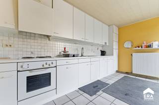 OVER DE WONINGDeze gesloten gezinswoning, gebouwd in 1991, is gelegen in het centrum van Roeselare en combineert een praktische indeling met een...