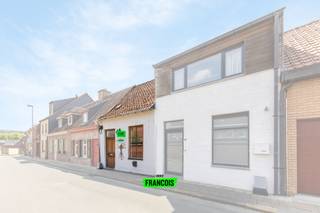 In het charmante dorp Watou, op 8km van Poperinge maar toch op wandelafstand van buurtwinkel, bakkerij, slagerij, horeca etc., bevindt zich dit compacte huisje. Deze woning is volledig te renoveren of te herbouwen. De indeling gaat als volgt: woonkamer - keuken - koer met toilet - slaapkamer - badkamer/wasplaats - tuintje. Op het 1e verdiep heb je een kamer en zolderberging. De beglazing is deels enkele en dubbele beglazing, elektriciteit is niet conform, de verwarming gebeurt dmv decentrale verwarming op gas en het dak is niet geïsoleerd. <br /><br />Benieuwd naar de bouwmogelijkheden van deze woning? Contacteer Aline (+32 494 49 25 96) voor een bezoek ter plaatse! <br /><br />