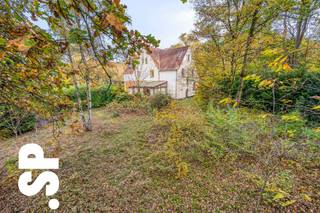 Ruime halfopen bebouwing met veel potentieel op perceel van 19A.<br /><br />In een rustige en aangename buurt, maar toch dichtbij alle voorzieningen, vinden we deze verrassend ruime woning boordevol mogelijkheden.<br /><br />Indeling:<br />Op het gelijkvloers kom je binnen via een ruime inkomhal met toegang tot de kelder. Vervolgens betreed je de zeer ruime leefruimte met eetplaats, die naadloos overgaat in de keuken. Aansluitend vind je een veranda met prachtig uitzicht op de tuin. Op de eerste verdieping bevinden zich drie ruime slaapkamers en een badkamer. De woning beschikt bovendien over een ruime zolder met vaste trap, ideaal om verder af te werken.<br /><br />EPC: 673 kWh/m².jaar<br /><br />Extra troeven:<br />- Rustige ligging, maar toch vlakbij scholen, winkels en openbaar vervoer<br />- Royaal perceel van 19A in bosrijke omgeving<br />- Gezinswoning met enorm renovatiepotentieel<br />- Woning met veel karakter<br /><br />Nog vragen? Neem dan zeker contact op met IMMO SP te Geel op 014/59 10 20 of via jill@immosp.be. Ben je ook benieuwd naar de waarde van je eigen woning? Vraag gerust een gratis en vrijblijvende verkoopanalyse aan, wij helpen je graag verder!