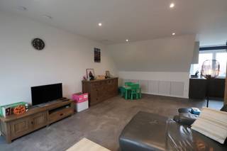 <strong>INDELING<br /></strong>Gemeenschappelijke inkomhal met trap naar het duplexappartement.<br />Woonkamer met open keuken voorzien van volgende toestellen: inductiekookplaat, afzuigkap, koelkast en combi-oven, aansluiting voor wasmachine.<br />Badkamer voorzien van ruime douche, dubbel badkamermeubel en toilet (en toegang naar de zolderverdieping via zolderluik)<br />Toiletruimte. Berging/wasplaats. 3 slaapkamers (15,5 m², 10,5 m² en 8,5 m²). <br />Bergzolder/technische ruimte, voorzien van aardgasbrander voor vloerverwarming en warmwaterbereiding en ventilatiesysteem type D.<br /><br /><strong>BUITEN</strong><br />Zonrijk terras.<br />Autostaanplaats.<br />Tuinberging.<br /><br /><strong>BIJZONDERHEDEN</strong><br />Geen gemeenschappelijke huurlasten.<br />Energiezuinig appartement met veel ingemaakte kasten.<br />Toiletten op regenwater.