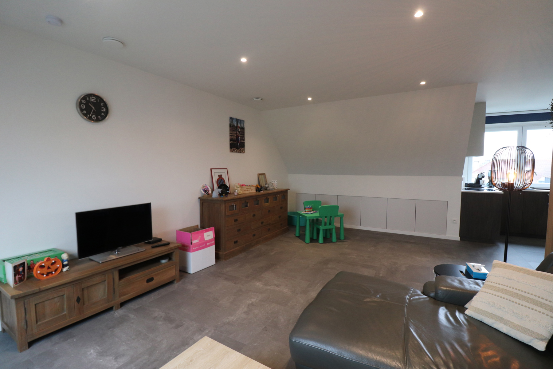 Gerenoveerd duplex-appartement met 3 slaapkamers, terras en autostaanplaats met fietsenberging. - foto 2