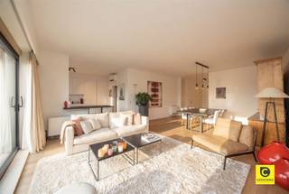 <p><span>Dit appartement neemt deel aan de verkoopmarathon op </span><span>vrijdag 8 mei 2026.</span></p><p><span>U kan dit appartement komen bekijken </span><span>tussen 15u en 17u</span></p><p><span> </span></p><p><span>Graag een bezoek? Schrijf je dan in via <span>info@coprimmo.be</span></span><span> of via de online afspraak-agenda rechtstreeks (indien mogelijk) op de pagina van dit pand.</span></p><p><span><br /><br />Stijlvol 2 slaapkamer appartement met zonnig terras op rustige en groene ligging</span></p><p><span>Dit verzorgde en instapklare 2 slaapkamer appartement combineert comfort, kwaliteit en rust op een aangename locatie. Dankzij de doordachte indeling, hoogwaardige afwerking en het zonnige terras met zuidwestoriëntatie geniet u hier dagelijks van een aangenaam woongevoel met zicht op het groen.</span></p><p><span> </span></p><p><span>Inkomhal</span></p><p><span>U betreedt het appartement via de inkomhal met veiligheidsdeur, die toegang biedt tot een apart gastentoilet en de leefruimtes.</span></p><p><span> </span></p><p><span>Leefruimte &amp; keuken</span></p><p><span>De ruime en lichtrijke leefruimte is afgewerkt met een warme parketvloer die naadloos doorloopt in de gang, keuken en hoofdslaapkamer. Vanuit de leefruimte heeft u toegang tot het zonnige terras, waar u dankzij de zuidwestoriëntatie volop kan genieten van middag- en avondzon. Het terras is bovendien uitgerust met een elektrische zonnetent en terrasverwarmer, wat het ook op koelere momenten bijzonder aangenaam maakt.</span></p><p><span>De open keuken is volledig ingericht met alle moderne toestellen en sluit mooi aan bij de leefruimte. Aansluitend bevindt zich een aparte berging met extra opbergruimte en aansluitingen voor wasmachine en droogkast. Deze toestellen kunnen indien gewenst worden overgenomen.</span></p><p><span> </span></p><p><span>Slaapkamers &amp; badkamer</span></p><p><span>De hoofdslaapkamer (ca. 21 m²) is afgewerkt met parket en beschikt over ingemaakte kasten. De tweede slaapkamer (ca. 12,5m²) is momenteel ingericht als bureau, voorzien van vast tapijt en ingemaakte kasten met bureau-opstelling, ideaal voor thuiswerk of hobbyruimte. De badkamer straalt luxe en eenvoud uit met een grote inloopdouche, stijlvol lavabomeubel en toilet.</span></p><p><span> </span></p><p><span>Autostaanplaats</span></p><p><span>Ondergronds bevindt zich nog een ruime autostaanplaats die mee aan te kopen is aan 16.000 euro.</span></p><p><span> </span></p><p><span>Troeven</span></p><p><span>- Zeer rustige ligging</span></p><p><span>- Warmtepomp aanwezig</span></p><p><span>- Gunstig EPC B label</span></p><p><span>- Parketvloer doorheen leefruimte, gang, keuken en hoofdslaapkamer</span></p><p><span>- Ondergrondse autostaanplaats mee aan te kopen</span></p><p><span>- 135 m² cfr. EPC</span></p><p><span> </span></p><p><span>Een comfortabel en kwalitatief appartement voor wie rustig wil wonen zonder in te boeten aan stijl en modern wooncomfort. Ideaal voor eigen bewoning of als duurzame investering.</span></p>