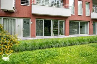 Dit appartement maakt deel uit van residentie Scheldeput en bevindt zich op het gelijkvloers. Bouwjaar 2011. Het is rustig gelegen aan het water (Filips de Goedekaai) maar toch dicht bij talloze verbindingswegen en de studentenbuurt. Het appartement omvat 2 slaapkamers, een bureau en een badkamer met dubbele lavabo, toilet en douche. Een lichtrijke leefruimte met een open volledig geïnstalleerde keuken en berging. De leefruimte geeft uit op een zeer ruim terras (35 m²). Er is ook de mogelijkheid om gebruik te maken van de gemeenschappelijke voortuintjes aan de oever van de Schelde. Bij het appartement hoort nog een ondergrondse autostaanplaats en een kelderberging. De autostaanplaats is verplicht bij te kopen prijs 30.000 euro. Ideaal als investering of voor studerende kinderen.Plan je bezoek via https://filipsdegoedekaai84.rosseel.be.