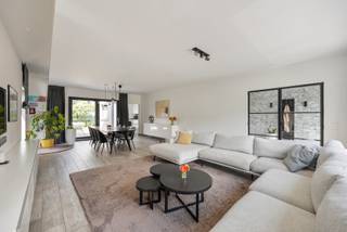 Strak en ruim wonen in een moderne villa met split-levels in De SterreIn de rustige en residentiële wijk De Sterre treffen we deze prachtige en...