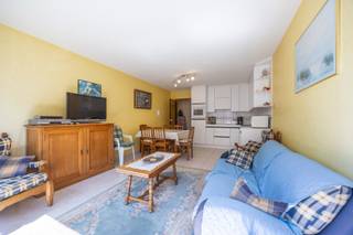 <p><strong>Residentie CHAMPA</strong> - <strong>gezellig appartement met 1 slaapkamer, slaaphoek en zonnig terras in Westende-bad.</strong></p>
<p>Op de tweede verdieping van “Residentie Champa”, uiterst rustig gelegen vlak achter de zeedijk en op wandelafstand van het centrum, winkels en horeca, bevindt zich dit aangename appartement.</p>
<p>De lichtrijke leefruimte met open, ingerichte keuken geeft uit op een zonnig terras. Verder beschikt het appartement over één volwaardige slaapkamer, een praktische slaaphoek met stapelbed, een badkamer met ligbad en dubbele wastafel, een afzonderlijk toilet en bergruimte.</p>
<p>Een ideale uitvalsbasis aan zee, zowel als tweede verblijf als voor vakantieverhuur of permanente bewoning. Geniet van de rust, terwijl strand, winkels en alle voorzieningen letterlijk om de hoek liggen.</p>