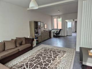 Deze gerenoveerde woning is gelegen in het centrum van Tessenderlo in een rustige straat.<br /><br />Via de inkomhal betreden we de woonkamer met toegang tot de half open keuken. De keuken is uitgerust met een koelkast, vaatwasser, keramische kookplaat en spoelbak.<br />Als we door de de keuken verder naar achter lopen komen we nog een kleine opberghoek tegen waar wasmachine en droogkast kan geïnstalleerd worden, een apart toilet en een badkamer met inloopdouche. <br /><br />Via een trap bereiken we de eerste verdieping waar 2 slaapkamers voorzien zijn. <br /><br />Vanuit de keuken hebben we via de achterdeur toegang tot het terras en tuintje met gras waar het gezellig toeven is. <br />Achteraan in de tuin heb je nog een ruim berghok voor het stallen van fietsen en andere spullen. <br /><br />Troeven <br />- Rustige ligging in het centrum<br />- Stadstuin <br />- Leuk terras. <br /><br />Beschikbaar vanaf 01/8 /2026. <br /><br />Heb je interesse? Vraag uw bezoek aan via onze website https://www.immovl.be/te-huur/list en druk op de knop '<strong>IK WENS EEN BEZOEK'.</strong>