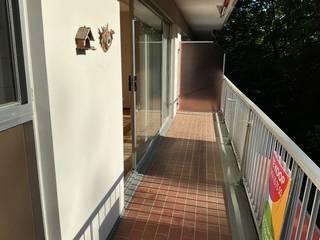 Ruim 3-slaapkamerappartement met mooi uitzicht op privédomein. Optie om privé garage met staanplaats aan te kopen.<br />Ontdek dit ruime en lichtrijke appartement van 112 m² in een rustige, groene buurt van Edegem en op wandelafstand van het centrum, dicht bij de autostrade E19. De grote leefruimte met schuifraam naar het balkon met groen uitzicht zorgt meteen voor een aangename, open sfeer. Dit appartement heeft aan voor- en achterzijde een ruim terras voorzien van zonneweringen. De keuken is praktisch ingericht en biedt veel kastruimte en werkruimte. Met drie, ruime slaapkamers is dit appartement ideaal voor een gezin, thuiswerk en ook zeer interessant als investering. De badkamer beschikt over een wastafel, douche, droogkast, wasmachine en er is een apart toilet voorzien. Dit appartement is verzorgd, is eventueel verder te moderniseren.<br />De garage is ruim met plaats voor 1 auto, 2 tot 3 fietsen, een extra bergruimte en een autostaanplaats (vraagprijs garage met autostaanplaats is 30.000,00 EUR) Vaste kosten: +/- 220 € per maand (blokpolis, syndicus, onderhoud gem. delen, verwarming en water) . Voor meer info of bezichtiging contacteer de eigenaars op nummer 0474/25.75.50 Diane of nummer 0497/ 131.232 Ingrid. G score: A P score: A. GEEN IMMO aub.
