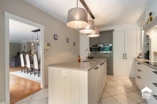 Deze uitzonderlijke villa, gebouwd in 1994, combineert royale ruimtes met een tijdloze en stijlvolle afwerking. Met een bewoonbare oppervlakte...