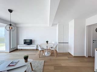 Dit appartement is goed en rustig gelegen aan de Baai van Heist.<br /><br />Indeling: Hall, aangename leefruimte met open zichten op zee, open ingerichte keuken, badkamer en een afzonderlijke slaapkamer. Kelderberging aanwezig op -1, gemeenschappelijke fietsenberging. Volledig vernieuwd. Het perfecte vakantie appartement met goede verhuurmogelijkheden.<br />Mooi aanbod voor wie wil genieten van zee en rust op de Zeedijk in Knokke-Heist.<br /><br />Info en bezoek bel Andries De Leyn 0472 53 66 09