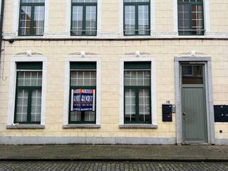 Ruim APPARTEMENT met 3 slaapkamers en terras te huur in het centrum van Diest, Kardinaal Mercierstraat 12 bus A000<br /><br />Het duplex appartement is gelijkvloers gelegen in een kleine residentie in het centrum, kort bij alle voorzieningen.<br /><br />Indeling : <br />- ruime woonkamer<br />- berging<br />- badkamer ( inloopdouche)<br />- toilet<br />- keuken<br />- slaapkamer<br />- berging<br />- terras<br /><br />Op het verdiep :<br />- 2 slaapkamers met ingebouwde kasten<br /><br />CV op gas <br />EPC : 329, Label D<br /><br />Geen gemeenschappelijke kosten<br />Poetsen gang in samenspraak met de andere bewoners<br /><br />Huurprijs : € 925,00 per maand<br />geen gemeenschappelijke kosten<br /><br />Info en bezoek : 013/31.12.33<br /><br /><br />Alle gegevens zijn louter informatief, onder elk voorbehoud, en voor zover het pand intussen niet verhuurd of verkocht is.<br />Dit pand wordt door ons geplaatst op volgende websites :<br />-www.alvast.be<br />-www.immoscoop.be<br />-www.zimmo.be<br />-www.spotto.be<br />Indien U het pand op andere websites zou aantreffen is dit niet door ons geplaatst en is de info mogelijk niet up-to-date.