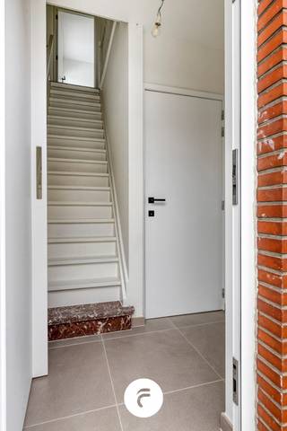Een van top tot teen uiterst kwalitatief gerenoveerde woning bestaande uit inkomhal, apart toilet, lichtrijke woonkamer met open keuken, wasplaats en berging. Op de eerste verdieping is een ruime hoofdslaapkamer met dressing en prachtige badkamer. Op de 2de verdieping is een ruime bureauruimte/hobbykamer.  Overal voorzien van CV (aardgas), volledig nieuwe en conforme elektriciteit, zonnepanelen,... Uiterst energiezuinig! Naast de woning is een groot aangelegd ( én zuidgericht) terras met autostaanplaats die afgesloten zijn met een poort.  In het kader van de stedenbouwkundige verordening woonkwaliteit dient nog een overdekte fietsenstalling (voor 2 fietsen) voorzien te worden. Totale perceeloppervlakte: 80 m2. Ideale starterswoning of investering!