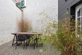 <p><span>GENT - Oostendestraat - Ben je op zoek naar een knap gemeubeld één slaapkamer appartement te huur in Gent? Lees dan snel even verder!</span></p><p><span> </span></p><p><span>De voornaamste troeven:</span></p><ul><li><span>Op wandelafstand van Station Gent-Sint-Pieters</span></li><li><span>Toplocatie met openbaar vervoer, winkels, scholen, restaurants, etc. binnen handbereik</span></li><li><span>Gemeubeld huren (incl. keukengerei)</span></li><li><span>Knappe renovatie met aangename buitenruimte</span></li><li><span>Lichtrijke leefruimtes</span></li></ul><p><span> </span></p><p><span>Indeling:</span></p><p><span>Inkomhal, leefruimte met open keuken, slaapkamer, badkamer uitgerust met douche, lavabomeubel en toilet en ingebouwde kasten (incl. aansluiting wasmachine).</span></p><p><span>Het terras sluit aan op de leefruimte en bevat aansluitend ook een berging.</span></p><p><span> </span></p><p><span>Belangrijke informatie:</span></p><p><span>Beschikbaar vanaf: 16/10/2026. Domicilie verplicht.</span></p><p><span>Huurprijs: 1150 euro/maand + 25 euro/maand gemeenschappelijke lasten. EGW (elektriciteit, gas, water) afzonderlijk af te rekenen.</span></p><p><span> </span></p><p><span>Interesse in dit prachtig appartement? Vraag dan snel jouw bezoek aan via onze website www.axellenaerts.be!</span></p>