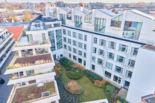 <span><span><strong>Geniet van 6% btw, ook interessant voor investeerders! Informeer naar de voorwaarden.</strong><br /><br />De Bonnefant, Wonen in het midden van de stad en toch omgeven door groen. Een iconisch gebouw op een centrale en culturele locatie waar er ruimte is voor luxe, een onvergetelijke woonervaring of zorgeloos wonen in een assistentiewoning. <br /><br />Tussen de gebouwen van De Bonnefant is een <strong>groene doorsteek</strong> gecreëerd die de Demerstraat rechtstreeks verbindt met het begijnhof. Gezellig vertoeven in één van de twee gemeenschappelijke binnentuinen of liever een barbecue met de buren? Bovendien hebben de terrassen geïntegreerde plantenbakken die zijn uitgerust met een automatisch beregeningssysteem. Een extra groene beleving is verzekerd.<br /><br />Het bestaande RTT-gebouw is volledig gerenoveerd met het behoud van de Hasseltse authenticiteit en verder uitgebreid met energiezuinige nieuwbouw. Parkeren in het centrum is geen evidentie maar toekomstige bewoners van De Bonnefant kunnen parkeren in de ruime ondergrondse parkeerplaats. Je kan ook je fiets kwijt in de fietsenstalling. <br /><br /></span></span>
<p><strong>ASSISTENTIEWONINGEN<br /></strong>Centraal gelegen of rust en persoonlijk comfort? In deze assistentiewoningen hoef je niet te kiezen. 1 of 2 slaapkamers, compact maar alle moderne comfort. Wonen zonder zorgen! Geniet van een uitgebreid pakket aan services en diensten van<span> </span><strong>erkende zorgpartner</strong><span> </span><strong>Begralim</strong>. Zo staat er dag en nacht een <strong>hulpverlener</strong> klaar via een oproepsysteem en kan je een keer per week terecht bij de <strong>woningassistent</strong> voor al je zorgen. Je krijgt bovendien voorrang om te verhuizen naar het Hasseltse woon-en zorgcentrum Sint-Elisabeth. En dit alles voor een<strong> lage vaste dagprijs</strong><strong><span> </span>van 3€</strong>.</p>
<p><strong>Investeren zonder zorgen<br /></strong>Als investeerder hoef je je geen zorgen te maken over de uitbating van de assistentiewoningen. Die gebeurt door Begralim, een gekende naam in Hasselt. Indien gewenst, neemt Begralim de verhuring voor haar rekening. Later zelf nood aan een assistentiewoning? Dan ben jij natuurlijk verzekerd van een comfortabele assistentiewoning in De Bonnefant.</p>
<p>GENIET NU VAN <strong>6% btw</strong> (onder voorwaarden)</p>
<p>Enkele voordelen op een rijtje:<br />-slechts 12% btw op constructiewaarde (of *6% indien u als koper in aanmerking komt)<br />-vrijgesteld van onroerende voorheffing<br />-onmiddellijk bewoonbaar<br />-verhuur en dienstverlening via Begralim (https://begralim.be/)<br /><br /></p>
<span><strong>ASSISTENTIEWONING B1 AS 04</strong> - Verdiep 1<br />- bewoonbare oppervlakte: 71,51 m²<br />- oppervlakte terras: 20,20 m²<br />- leefruimte met open keuken <br />- ruim terras zijde Bonnefantenstraat<br />- 1 ruime slaapkamer met ensuite-badkamer<br />- berging<br /><br />Vermelde prijs is exclusief ondergrondse parkeerplaats en exclusief registratie, btw en notariskosten.<br /><br />Alle assistentiewoningen werden intussen volledig afgewerkt en zijn <strong>onmiddellijk bewoonbaar</strong>. Wij ontzorgen je ook voor <strong>de verkoop</strong> van <strong>je huidige woning</strong>! Voor meer uitleg helpen we je graag verder.</span>