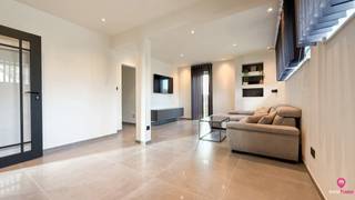 <p>Bij ImmoFusion 7/7 “open huis” : klik op onze 3D-TOUR.</p>
<p>Ervaar vastgoed alsof je er zelf doorloopt!</p>
<p><br />Deze volledig gerenoveerde woning, gelegen in de rustige Heivinkstraat 6 in Houthalen-Helchteren, biedt je een instapklaar en energiezuinig wooncomfort. De woning werd van A tot Z vernieuwd met oog voor kwaliteit en detail. Bij het betreden van de woning kom je binnen via de inkomhal met apart toilet, waarna je doorloopt naar de gezellige woonkamer en de moderne badkamer. De ruime, vernieuwde keuken met eetruimte vormt het hart van de woning en staat garant voor aangenaam koken en tafelen. Verder is er ook een praktische opbergkelder aanwezig.</p>
<p>Op de eerste verdieping bevinden zich drie volwaardige slaapkamers en een luxueuze badkamer, uitgerust met een inloopdouche, ligbad, toilet en dubbele lavabo. De zolderverdieping werd volledig afgewerkt en omgevormd tot een extra leefruimte, voorzien van een keukentje en douche. Deze ruimte kan perfect dienen als hobbykamer, studio, extra slaapkamer of werkruimte.</p>
<p>De woning werd bovendien voorzien van hedendaags wooncomfort zoals vloerverwarming op het gelijkvloers en een ventilatiesysteem type D. Buiten is er een ruime garage met plaats voor twee auto’s. Dankzij de centrale ligging geniet je van een uitstekende verbinding met de E313 en E314, terwijl winkels, scholen en andere voorzieningen op wandelafstand bereikbaar zijn. Dit in combinatie met de rustige woonomgeving en de energiezuinige afwerking maakt van deze woning een unieke kans voor wie op zoek is naar een instapklaar en zorgeloos nieuw thuis.<br /><br />Pluspunten:<br />- Energiezuinige woning<br />- Rustige ligging<br />- Op wandelafstand van winkels, scholen…<br />- Vlotte verbinding met E313/E314<br /><br /></p>
<p><span>Voor een bezichtiging ter plaatse of meer info, bel ons op 078/78.78.70, of kom gewoon binnen op ons kantoor, steeds welkom! </span>Contactpersoon: Yelda Bulmus</p>