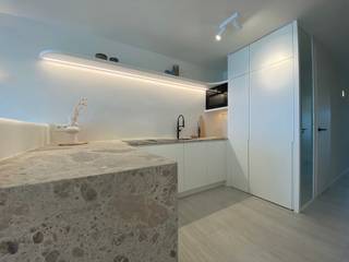 Prachtig gerenoveerd appartement met een fantastisch panoramisch uitzicht op de zeedijk te Duinbergen! <br />Centrale ligging tussen de RBSC te Duinbergen en de Blue Buddha Beachclub.<br />Het appartement werd in 2023 gerenoveerd via de gerenommeerde binnenhuisarchitecte Heide Wille.<br />Indeling: inkomhall, living, open keuken die voorzien is van hoogwaardige Mieke-apparatuur, berging (met aansluiting voor een wasmachine). Er zijn 2 ruime slaapkamers met aangrenzend: balkon, extra kastruimte en een eigen badkamer.<br /><br />De mogelijkheid bestaat om een ruime garagebox op korte afstand aan te kopen, gelegen onder de Minigolf, tegen een vraagprijs van 85.000€.