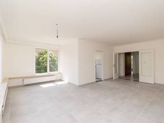 <p><span>’Recently renovated and ready to welcome new residents—that perfectly describes this bright, spacious apartment in Zwijndrecht. It’s ideally located just outside the city, featuring two bedrooms and a lovely little terrace.</span></p><p><span> </span></p><p><span>’Located on a quiet street within walking distance of Blancefloerlaan, you’ll find this renovated apartment in this small-scale building. Through the common hallway with its retro stone spiral staircase, you head to the first floor, where you enter the apartment into the large entryway that connects all the rooms.</span></p><p><span> </span></p><p><span>Sun-drenched living space</span></p><p><span>’The light gray tile floor flows seamlessly throughout the apartment and contrasts beautifully in the hall with the authentic built-in wooden cabinet. Through the double frosted-glass doors, you enter the L-shaped living area, which, at 32 m², is quite spacious. Although the 4.20-meter-wide facade certainly plays a part in that! So you have more than enough space here for a large corner sofa, a dining area, and even a small desk nook. Also nice: the marble windowsills found throughout—perfect for displaying plants—and the decorative moldings on the ceiling.</span></p><p><span>Adjacent to this is the fully equipped kitchen, featuring a 4-burner gas stove, range hood, oven, double sink, large refrigerator, freezer, and plenty of cabinet space.</span></p><p><span>Back in the hallway, you’ll find a spacious tiled bathroom, featuring a large walk-in shower, a wall-mounted toilet, a sink with a mirror, lighting, and a vent.</span></p><p><span>There is also a utility room, where the boiler is neatly concealed and you’ll find the connections for your washer and dryer.</span></p><p><span>Finally, at the quiet rear of the property, you’ll find a first, smaller bedroom with direct access to the cozy terrace—complete with lighting—and a large bedroom, both offering views of the green gardens below.</span></p><p><span> </span></p><p><span>Quiet, yet so close to the city</span></p><p><span>Here in this residential neighborhood on the border of Burcht and Zwijndrecht, you can enjoy peaceful living while still being centrally located, thanks to a variety of shops, a Lidl, schools, and parks nearby, as well as public transportation. With tram 3—just 500 meters from your front door—you’ll be at Groenplaats in 10 minutes! The well-known Blancefloerlaan is just around the corner, so from here you can easily get onto the Ring Road, heading toward St.-Niklaas, Ghent, or Antwerp.</span></p><p><span> </span></p><p><span> </span></p><p><span> </span></p><p><span> </span></p><p><span> </span></p><p><span> </span></p>