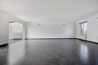 Ontdek deze uitzonderlijk ruime en veelzijdige woning, gelegen in de Tuitenbergstraat 72 te Eizeringen. De woning werd gebouwd in 2010, beschikt over een gunstig EPC-label B en valt meteen op door haar royale volumes en bijzonder ruime slaapkamers.<br /><br />De woning biedt maar liefst 4 zeer ruime slaapkamers, 3 badkamers, 2 keukens en 2 afzonderlijke leefruimtes. Dankzij deze uitzonderlijke indeling zijn er tal van mogelijkheden en is de woning uitermate geschikt voor een groot of nieuw samengesteld gezin, kangoeroewonen. <br /><br />Ook op het vlak van bergruimte en praktische voorzieningen heeft deze woning heel wat te bieden. Er is een kelder, een ruime garage en een afzonderlijke motorgarage. Daarnaast beschikt het pand over een bijgebouw met sanitaire voorzieningen en veel extra opbergruimte, ideaal voor hobby, werk, opslag of een andere invulling.<br /><br />Buiten geniet u van een tuin van ca. 200 m², die voldoende ruimte biedt om gezellig te ontspannen of met het gezin van het buitenleven te genieten.<br /><br />Een bijzondere eigendom voor wie op zoek is naar veel woonruimte, grote kamers en maximale flexibiliteit. De combinatie van vier slaapkamers, drie badkamers, twee leefruimtes, twee keukens, ruime bergmogelijkheden en verschillende bijgebouwen maakt van deze woning een aanbod dat u maar zelden tegenkomt.<br /><br />De uitzonderlijke ruimte en mogelijkheden van deze woning laten zich het best ontdekken tijdens een bezoek.<br /><br />Meer informatie of een bezoek inplannen? Contacteer ons via laura@immoaccenta.be of via 053 41 57 92. We helpen u graag verder.
