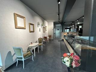 <strong>Nieuwbouw kantoor/handelspand te huur,</strong> gelegen in het centrum van Sint-Katherina-Lombeek. Dit gelijkvloers heeft een oppervlakte van <strong>ca. 110 m² </strong>en is gelegen naast architectenbureau ADAM &amp; EVA en OHNE en nabij een apotheek en bakkerij Heidi.<br />Bij het gelijkvloers hoort de achtergelegen tuin, de ondergrondse garage G4 en één buiten achtergelegen staanplaats.<br />Er is een ruime openbare parking voor het pand. <strong>Dit betreft een ideaal pand voor een vrij beroep, kantoor of winkelruimte. Degelijk horecaconcept is toegelaten; </strong>De nodige vergunningen dienen door de huurder zelf aangevraagd en bekomen te worden bij de bevoegde stadsdiensten.<br />De maandelijkse huurprijs bedraagt 1.450 euro + onroerende voorheffing + syndickosten.<br />Huurprijs € 1.450,00 / maand voor winkel + ondergrondse garage + staanplaats achteraan<br />Kosten mede-eigenaars ten laste van de huurder € 65,00 / maand vaste kosten. <br />Onroerende voorheffing ten laste van de huurder (voor het jaar 2025 was dit ter indicatie € 1.335,89 )<br />Benieuwd naar dit bedrijfsvastgoed regio Ternat?<br />Contacteer info@immodelestre.be of 054 33 62 52. www.immodelestre.be