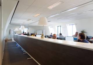 Het gebouw Mechelen City Centre, MCC, ligt aan de ringweg rond Mechelen en op slechts een paar minuten lopen van het stadscentrum en het treinstation (Nekkerspoel of Mechelen Centraal). Het gebouw is gebouwd in het jaar 2003 en is voorzien van alle moderne gemakken. Voorzieningen zoals volledige airconditioning, dubbele beglazing, enz. zijn essentiële onderdelen van het moderne kantoorleven. Door ze in dit complex op te nemen, is het historische centrum voorzien van eersteklas kantoorruimte precies waar dat nodig is.